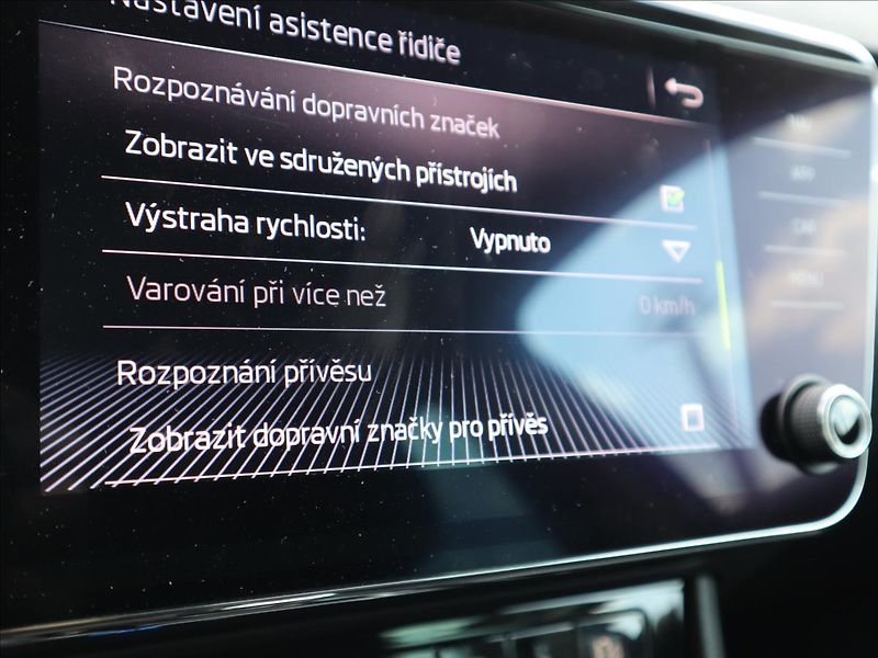 Škoda Superb 2,0 TDI DSG ACC DCC Kamera LED - fotka 27 z 58