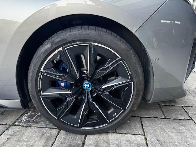 BMW i7 (2022) xDrive60 - fotka 7 z 14