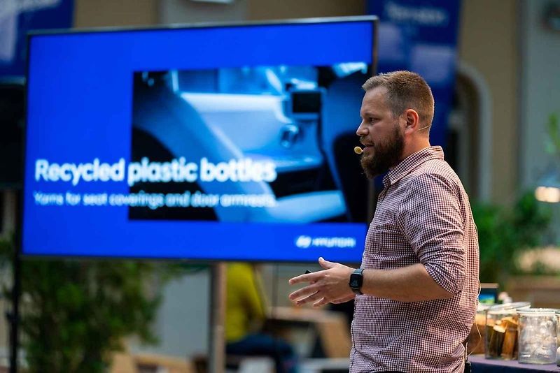 Designér Hyundai Zdeněk Borýsek při pražské přednášce