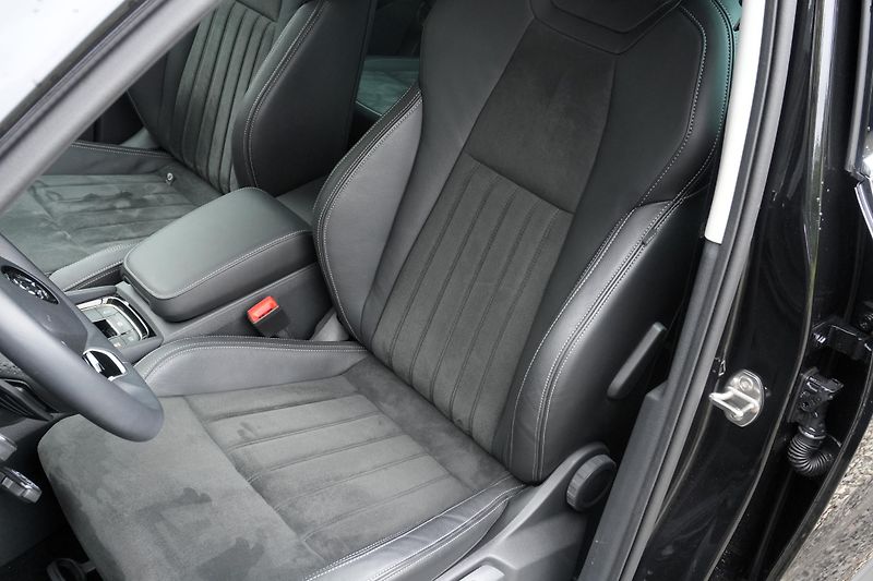 Škoda Karoq 1.5 TSI 110 kW, Kamera,Keyless - fotka 33 z 41