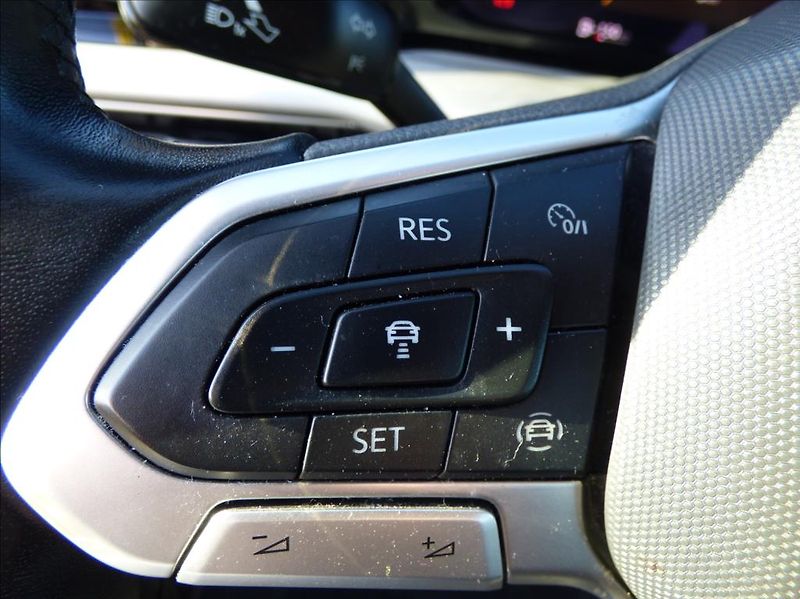 Volkswagen Golf 1,0 TSI Virtual Cockpit  Life - fotka 27 z 49