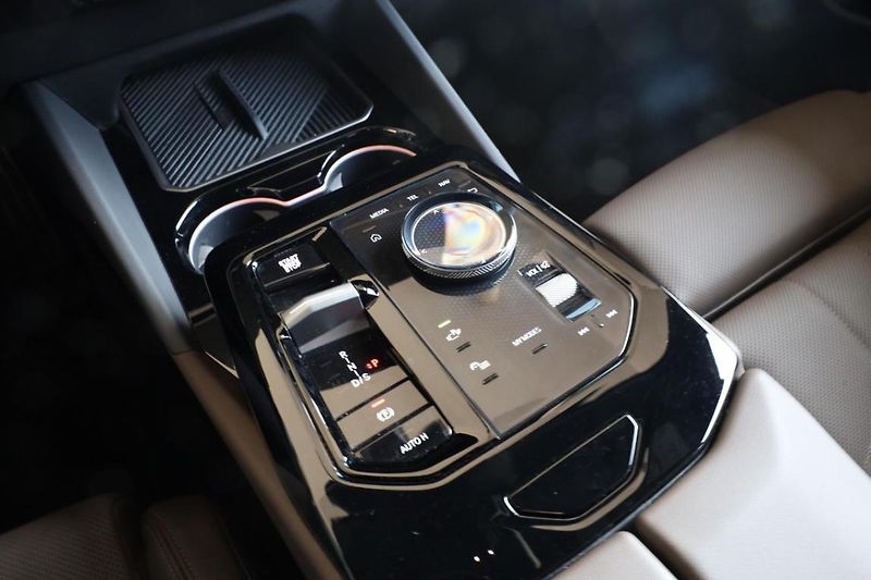 BMW Řada 5 540d xDrive Touring - fotka 10 z 29