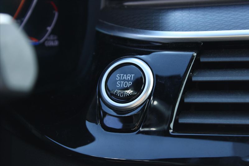 BMW Řada 5 520d xDrive 140kW M PAKET NAVI - fotka 18 z 32