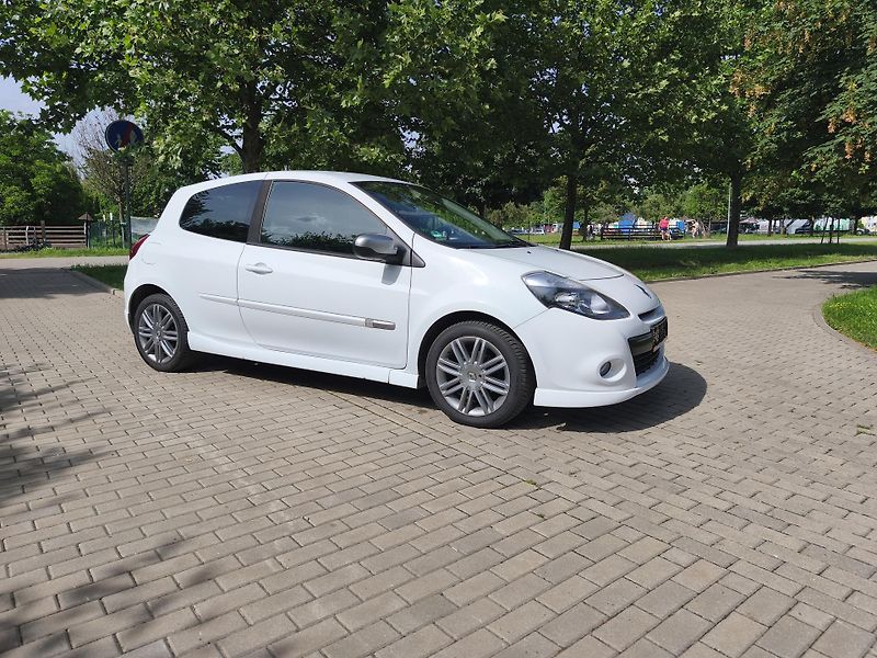 Renault Clio 1.6 GT - fotka 15 z 22