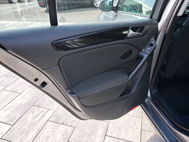Volkswagen Golf (2010) 1,6 i 75 KW Comfort - fotka 11 z 33