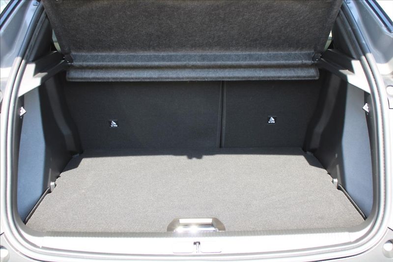 Peugeot 2008 1,2 PT  ČR,ALLURE,ZÁRUKA - fotka 30 z 38