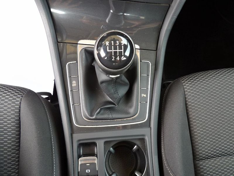Volkswagen Golf 1.0TSI 81kW AutoAC Temp. 2xPDC - fotka 9 z 27