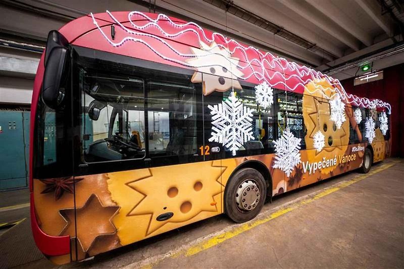 Praha má hned několik vánočních tramvají.
