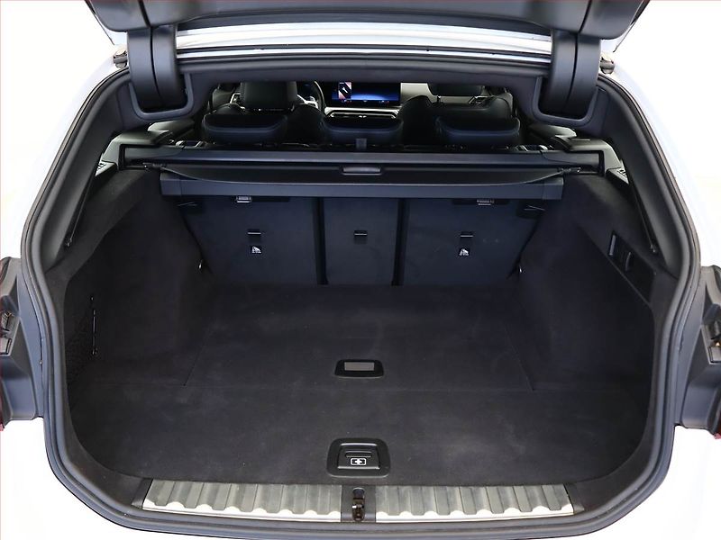 BMW Řada 3 (2022) 320 d xDrive - fotka 12 z 21