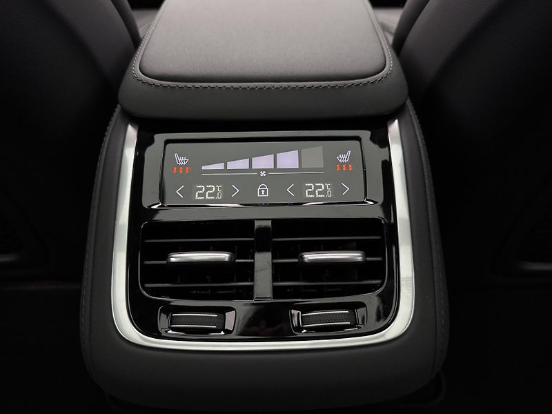 Volvo XC90 (2026) B5 AWD AUT DARK ULTRA 7-míst - fotka 27 z 29