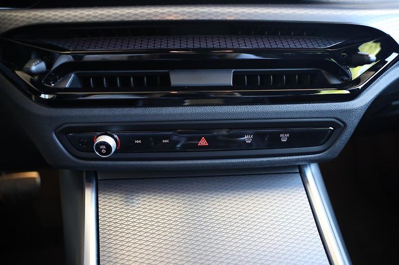 BMW Řada 3 330i xDrive Touring - fotka 11 z 22