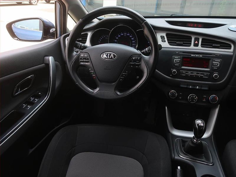 Kia Ceed (2013) Silver 1.6 GDI, Serv.kniha - fotka 7 z 14