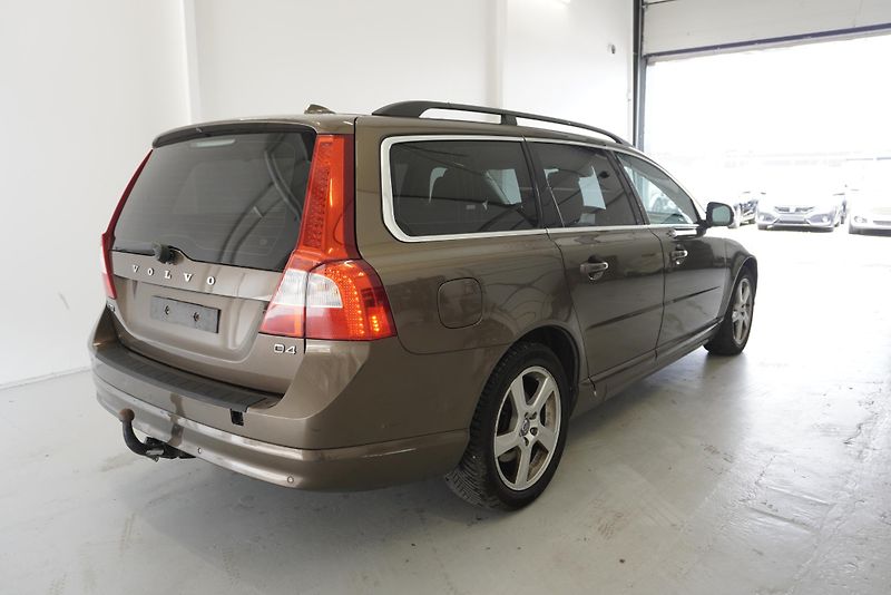 Volvo V70 2.0 D4 120kW MOMENTUM - fotka 6 z 26