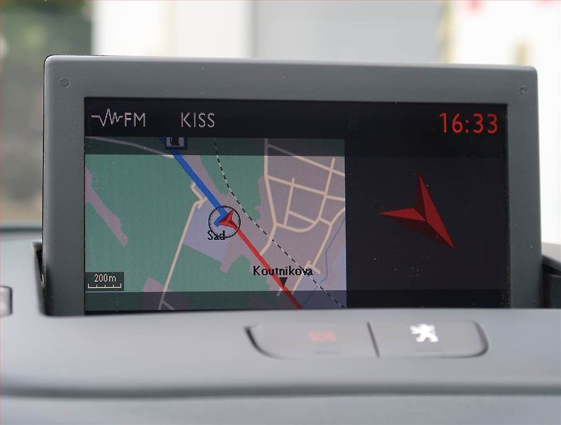 Peugeot 5008 (2011) 2.0 HDI, Navi, Tempomat - fotka 13 z 25