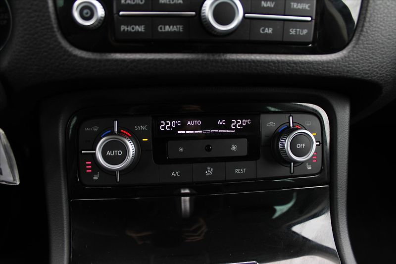 Volkswagen Touareg 3.0 TDI 193kW 4MOTION 1.MAJ ČR - fotka 20 z 24