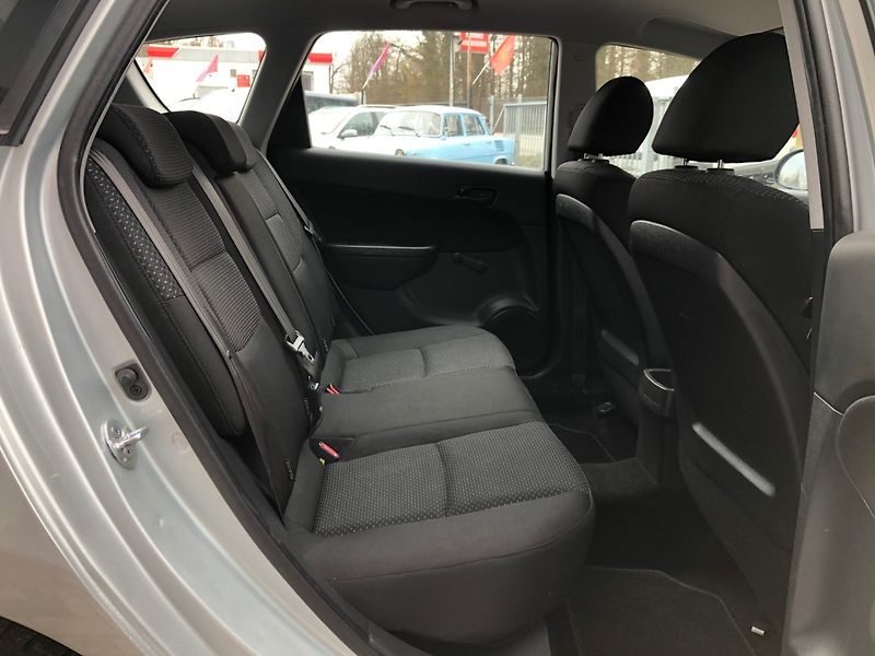 Hyundai i30 (2009) 1.4 16V - fotka 13 z 33