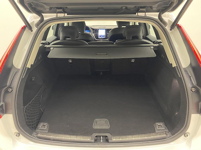 Volvo XC60 B4 AWD DARK PLUS AUT - fotka 6 z 55