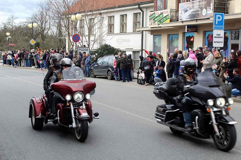 Z příjezdu spanilé jízdy motocyklů do Poděbrad.