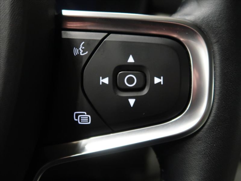 Volvo XC40 2,0 D4 AWD MOMENTUM CZ - fotka 19 z 39