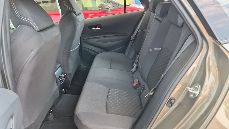 Toyota Corolla 1.8 HEV e-CVT Comfort Tech - fotka 11 z 23
