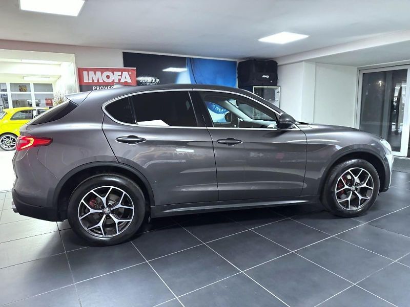 Alfa Romeo Stelvio (2018) 2.0 T 280k AT8 ZF Q4 4x4 Super - fotka 4 z 20