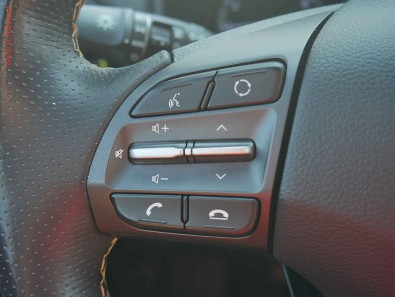 Hyundai Kona (2018) 1.0T-GDi, 1.maj,ČR, Navigace - fotka 13 z 16