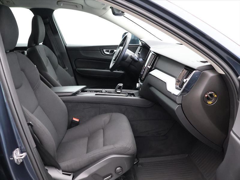 Volvo XC60 2,0 B4 145KW AWD MOMENTUM - fotka 13 z 40