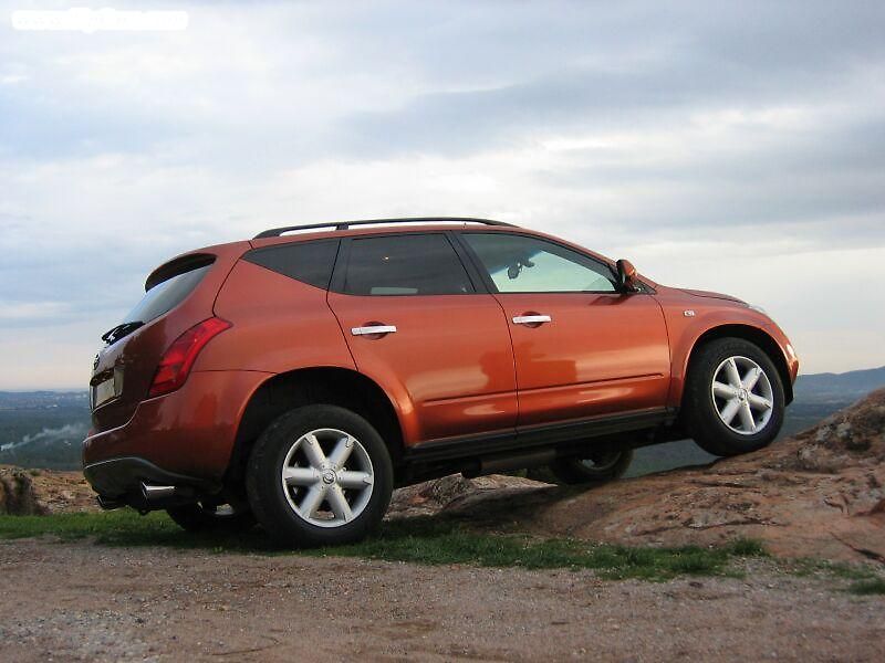 Murano se hodí spíše na silnice než do terénu. Podvozek zase tak extrémně vysoký není.