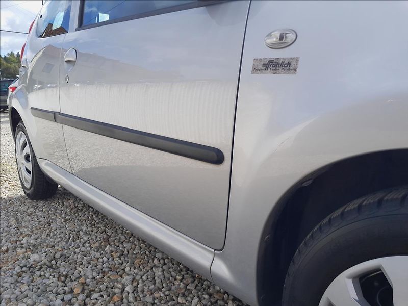 Peugeot 107 1,0i 50kW AUTOMAT - fotka 10 z 38