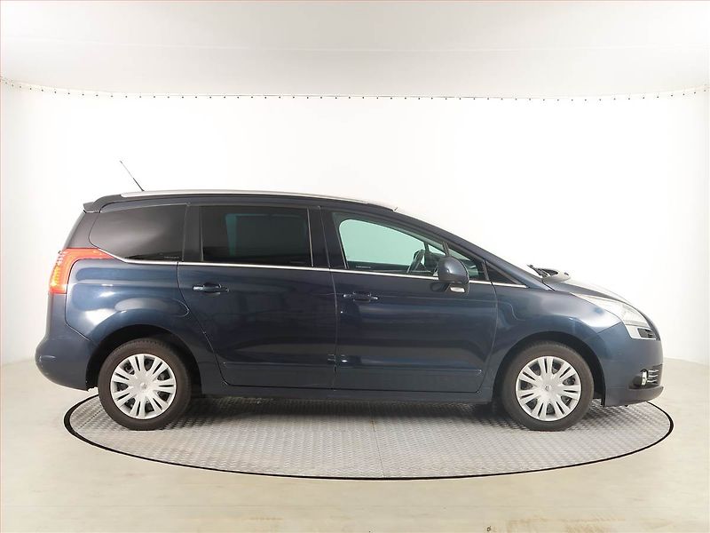 Peugeot 5008 (2013) 1.6 THP, Navi, Xenony - fotka 6 z 16
