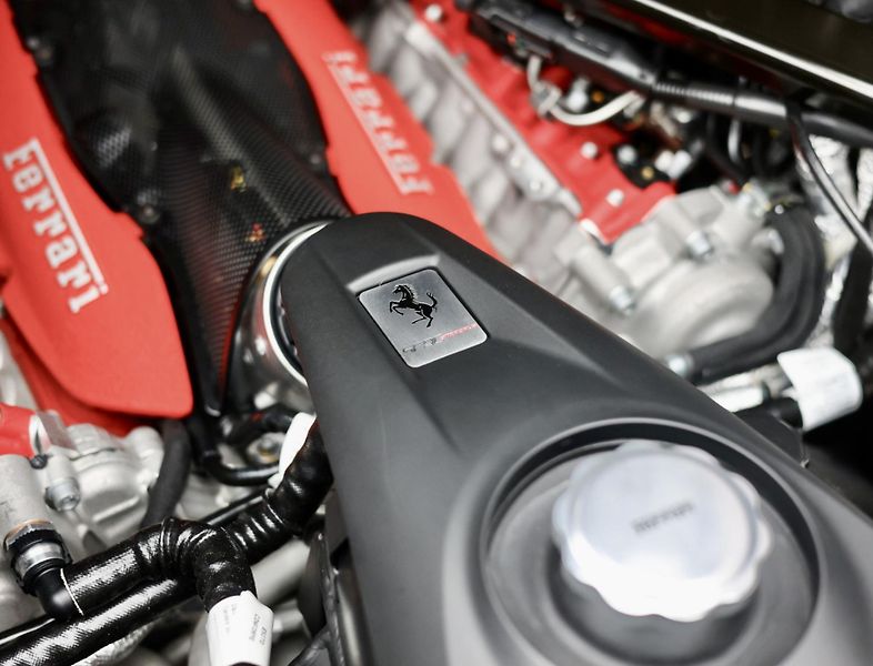 Ferrari SF90 (2021) Stradale 4.0 V8 1001PS 4x4 Ate - fotka 36 z 72