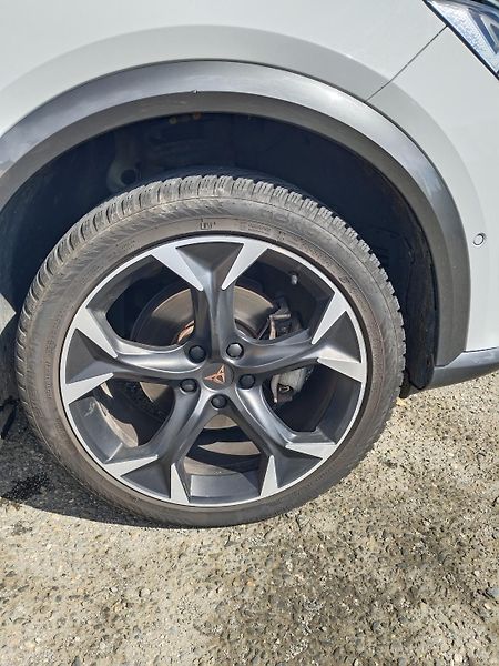 Cupra Formentor (2023) 140 kW,4x4 po servisu  - fotka 8 z 17