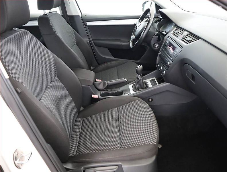 Škoda Octavia (2014) 1.6 TDI, Tempomat - fotka 7 z 12