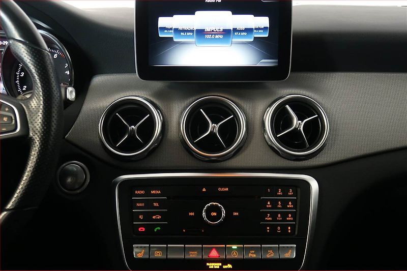 Mercedes-Benz GLA (2018) Urban 220 4MATIC - fotka 12 z 19