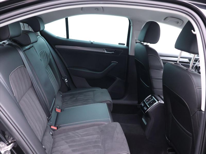 Škoda Superb 2,0 TDI 147kW 4x4 DSG Style+ - fotka 12 z 35