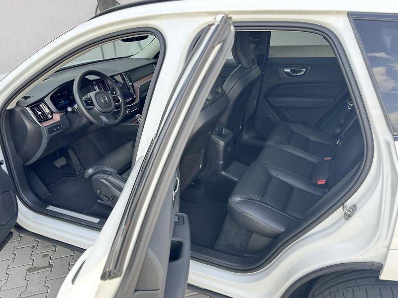 Volvo XC60 T8 AWD ULTIMATE // REZERVACE - fotka 10 z 45