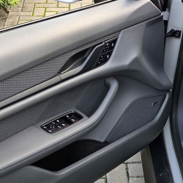 Porsche Taycan (2022) - fotka 15 z 26