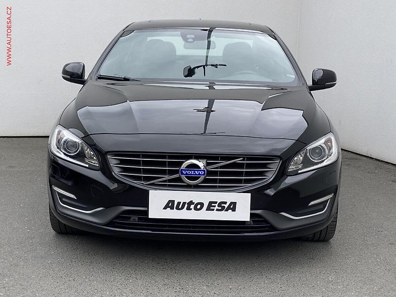 Volvo S60 (2013) 2.4 D5, Summum, bixen - fotka 2 z 19