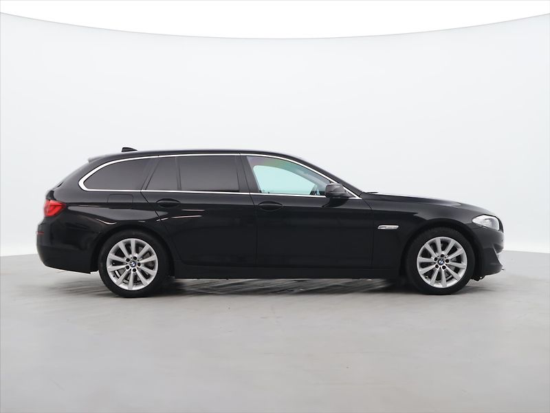 BMW Řada 5 3,0 530d x Drive Tažné Klima - fotka 8 z 38