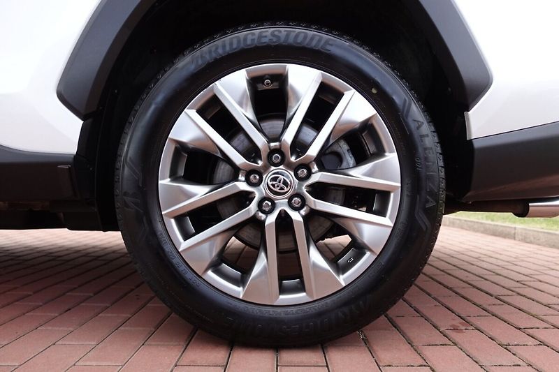 Toyota RAV4 2,5 HEV 222k 4X4 Executive - fotka 8 z 35