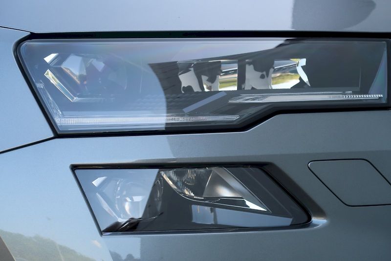 Škoda Karoq (2025) SPORTLINE 1.5 TSI 110 kW DSG - fotka 14 z 29