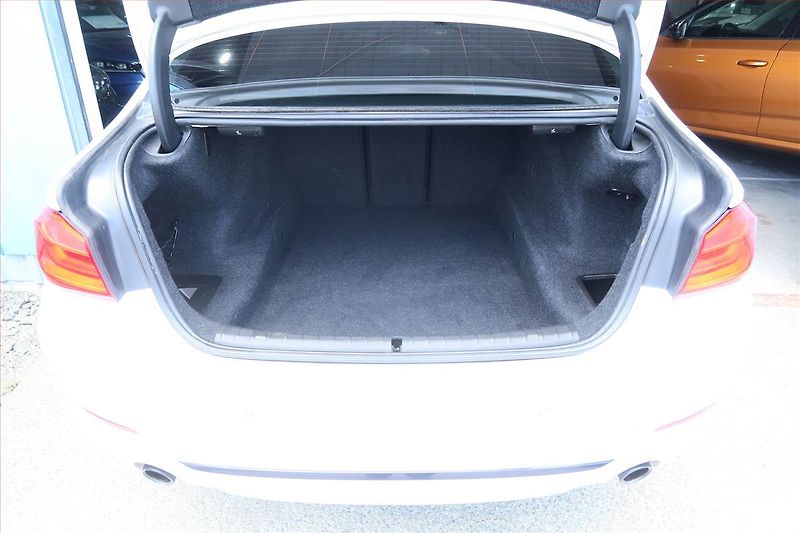 BMW Řada 5 (2017) 520d, Serv.kniha, Kůže, Navi - fotka 13 z 23