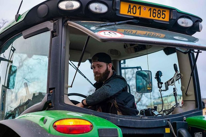Demonstrace zemědělců před ministerstvem zemědělství a blokáda pražské magistrály. Na snímku je traktor John Deere 7730.