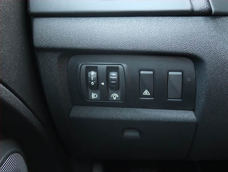 Renault Fluence (2012) 1.6 16V, po STK, servisované - fotka 16 z 17