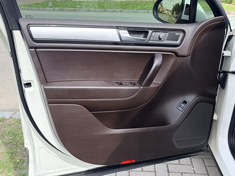Volkswagen Touareg 3.0TDI V6 DSG 4x4 VZDUCH - fotka 10 z 56