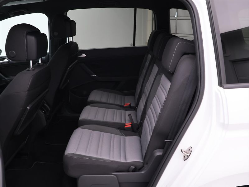 Volkswagen Touran 1,5 TSI 110kW DSG R-line DPH - fotka 14 z 29