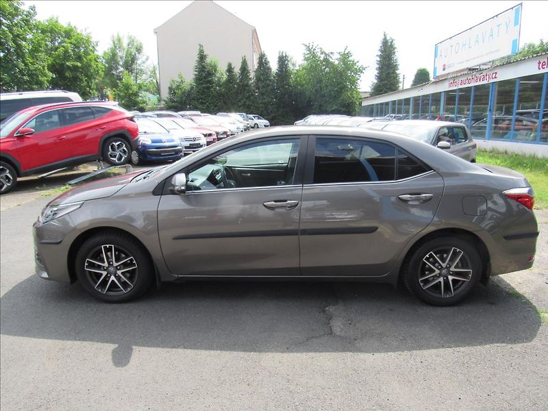 Toyota Corolla 1,6 VVT-i 97kW Sedan - fotka 7 z 30