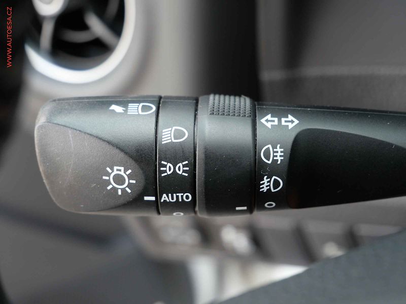 Toyota Auris (2019) 1.6i, ČR, AC, tempo - fotka 12 z 20