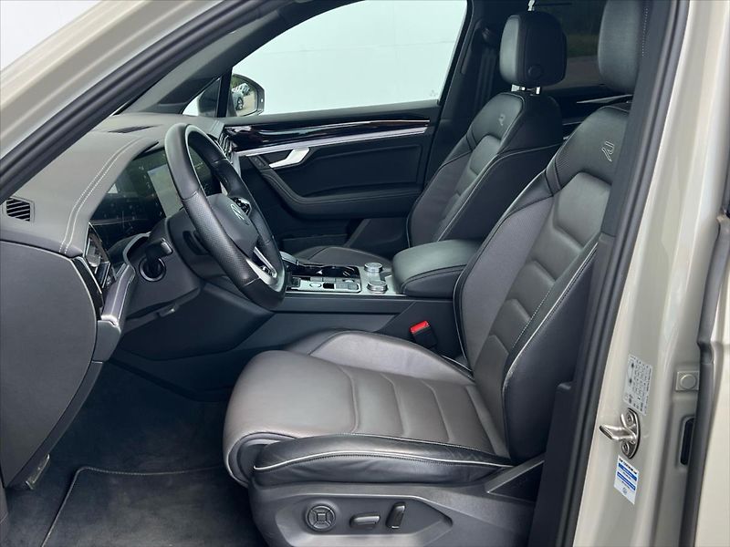 Volkswagen Touareg 3,0 TDi V6 210 kW 8AT 4x4 R-LI - fotka 11 z 31