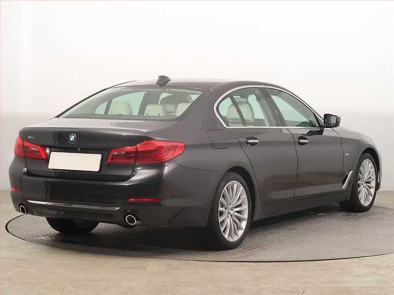 BMW Řada 5 (2017) Luxury Line 520d xDrive - fotka 5 z 14